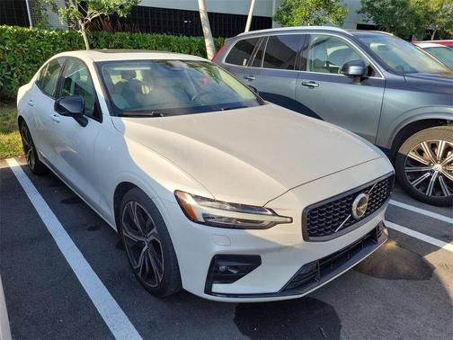 2024 Volvo S60 B5 Core Dark Theme