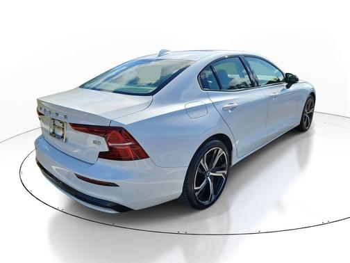 2024 Volvo S60 B5 Core Dark Theme