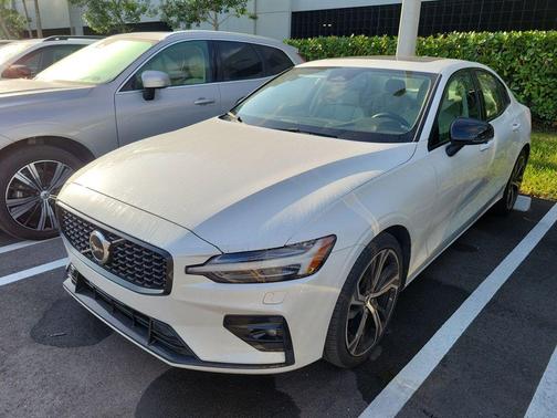 2024 Volvo S60 B5 Core Dark Theme