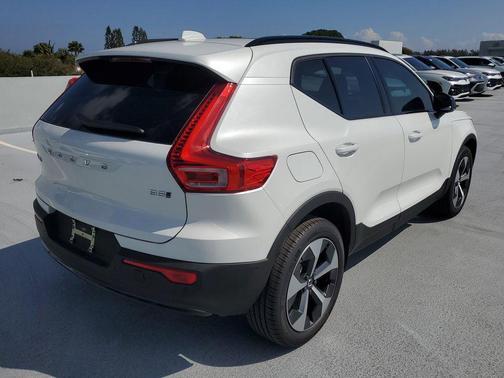 2026 Volvo XC40 Plus, B5 AWD Gas (mild hybrid), Dark
