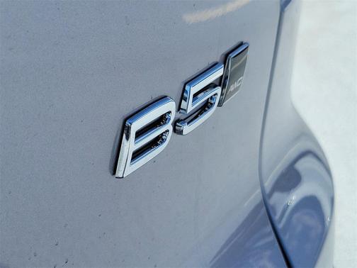 2026 Volvo XC40 Plus, B5 AWD Gas (mild hybrid), Dark