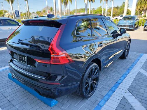 Onyx Black Metallic 2024 Volvo XC60 B5 Ultimate Black Edition