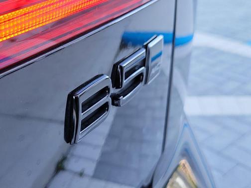 Onyx Black Metallic 2024 Volvo XC60 B5 Ultimate Black Edition