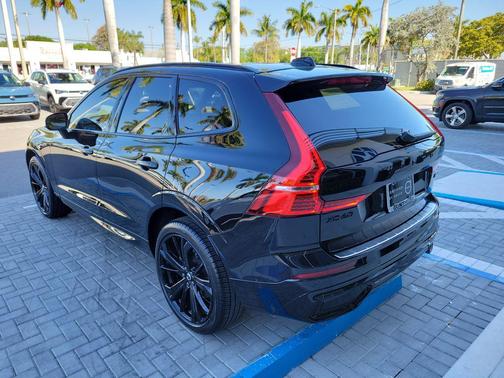 Onyx Black Metallic 2024 Volvo XC60 B5 Ultimate Black Edition