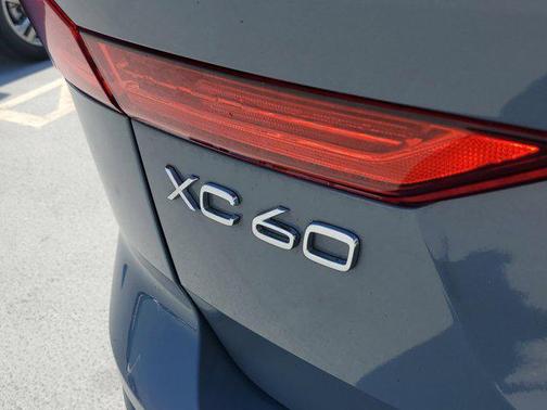 2023 Volvo XC60 B5 Ultimate Dark Theme