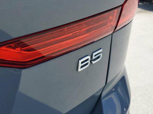 2023 Volvo XC60 B5 Ultimate Dark Theme