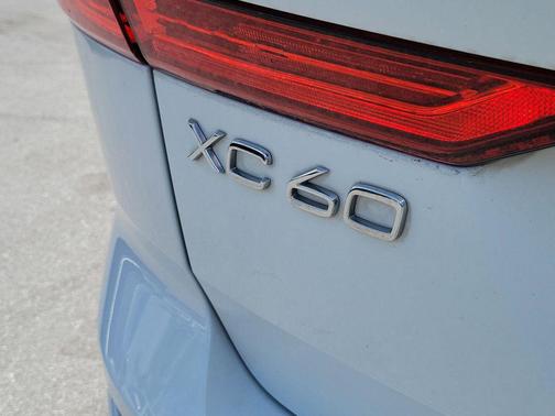 Ice White 2020 Volvo XC60 T5 Momentum