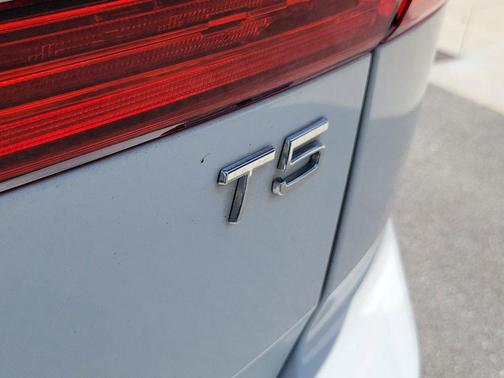 Ice White 2020 Volvo XC60 T5 Momentum