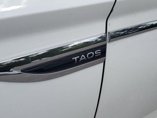 Pure White 2023 Volkswagen Taos 1.5T S