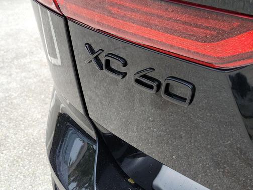 Onyx Black Metallic 2026 Volvo XC60 B5 Ultra Black Edition