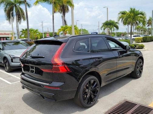 Onyx Black Metallic 2026 Volvo XC60 B5 Ultra Black Edition