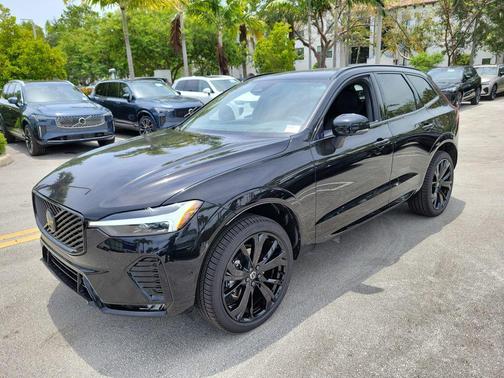 Onyx Black Metallic 2026 Volvo XC60 B5 Ultra Black Edition