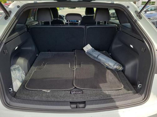 Pure White 2024 Volkswagen Atlas Cross Sport 2.0T SE