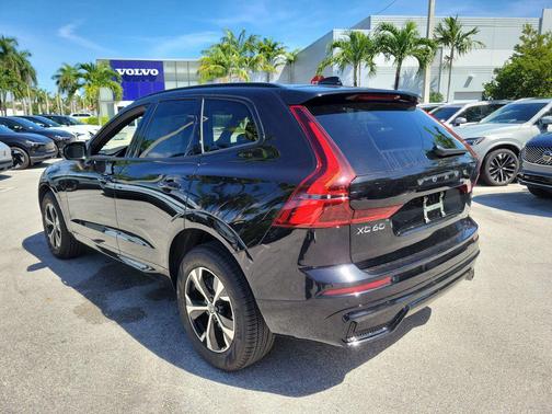 Onyx Black Metallic 2027 Volvo XC60 Core