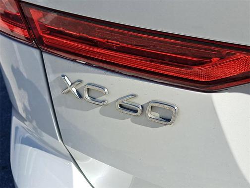 2023 Volvo XC60 Recharge Plug-In Hybrid T8 Core Bright Theme