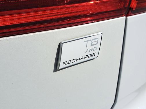 2023 Volvo XC60 Recharge Plug-In Hybrid T8 Core Bright Theme