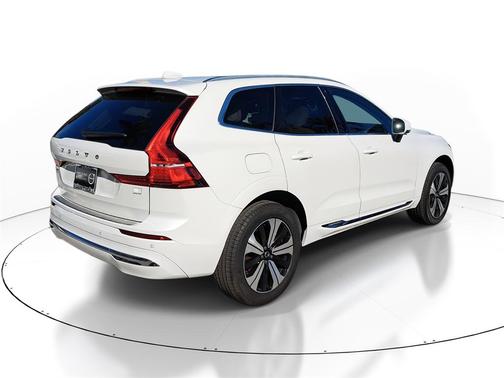 2023 Volvo XC60 Recharge Plug-In Hybrid T8 Core Bright Theme