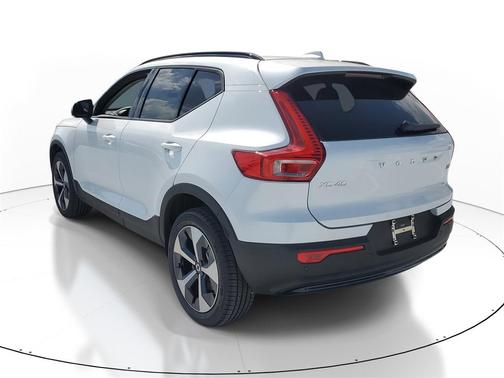 2026 Volvo XC40 Plus, B5 AWD Gas (mild hybrid), Dark