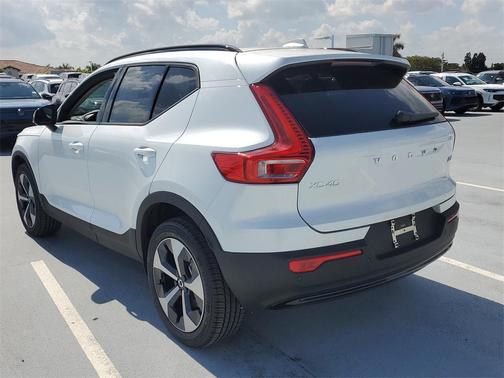 2026 Volvo XC40 Plus, B5 AWD Gas (mild hybrid), Dark