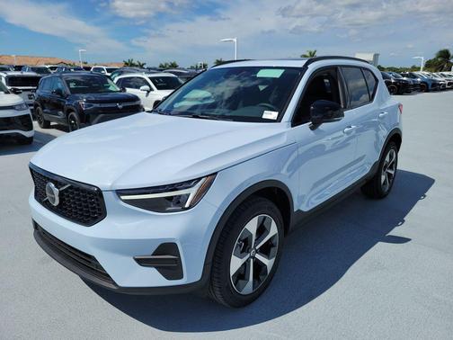 2026 Volvo XC40 Core, B5 AWD Gas (mild hybrid), Dark