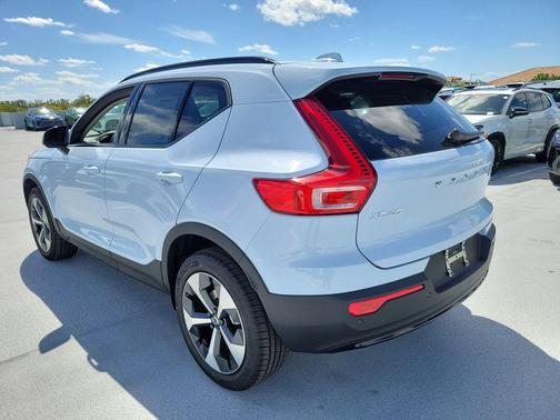 2026 Volvo XC40 Core, B5 AWD Gas (mild hybrid), Dark