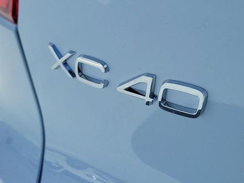 2026 Volvo XC40 Core, B5 AWD Gas (mild hybrid), Dark