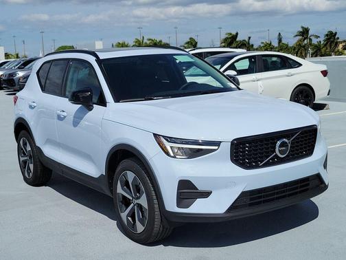 2026 Volvo XC40 Core, B5 AWD Gas (mild hybrid), Dark