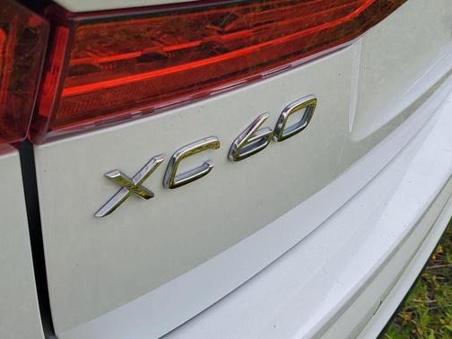 Crystal White Metallic 2024 Volvo XC60 Recharge Plug-In Hybrid T8 Core Dark Theme