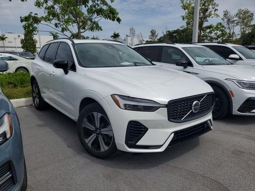 Crystal White Metallic 2024 Volvo XC60 Recharge Plug-In Hybrid T8 Core Dark Theme