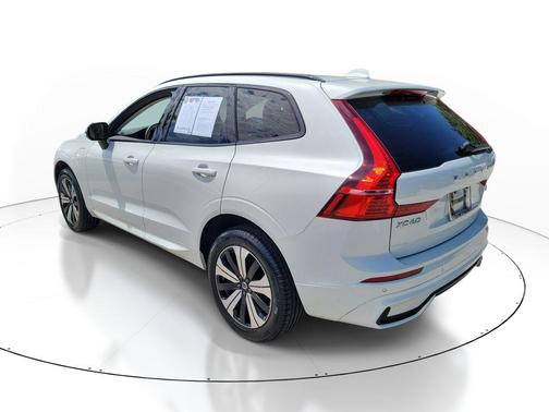 Crystal White Metallic 2024 Volvo XC60 Recharge Plug-In Hybrid T8 Core Dark Theme