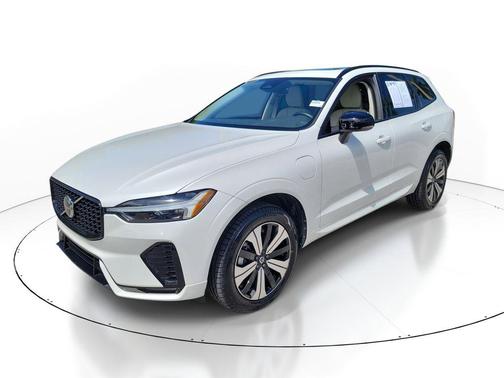 Crystal White Metallic 2024 Volvo XC60 Recharge Plug-In Hybrid T8 Core Dark Theme