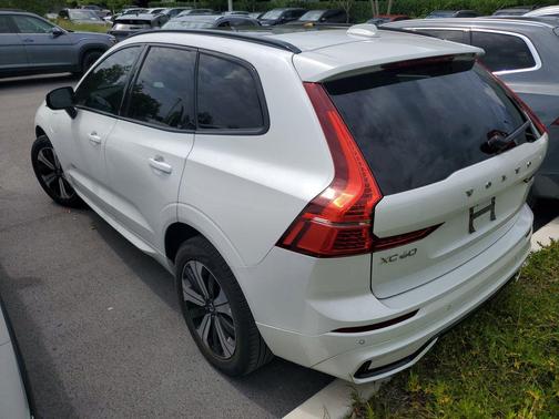 Crystal White Metallic 2024 Volvo XC60 Recharge Plug-In Hybrid T8 Core Dark Theme