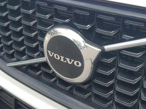 Crystal White Metallic 2024 Volvo XC60 Recharge Plug-In Hybrid T8 Core Dark Theme