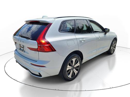 Crystal White Metallic 2024 Volvo XC60 Recharge Plug-In Hybrid T8 Core Dark Theme