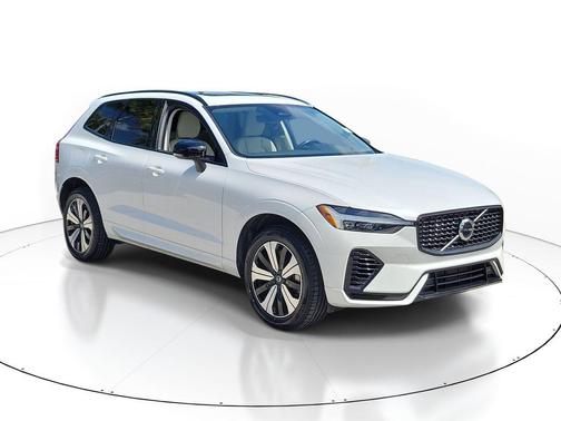 Crystal White Metallic 2024 Volvo XC60 Recharge Plug-In Hybrid T8 Core Dark Theme