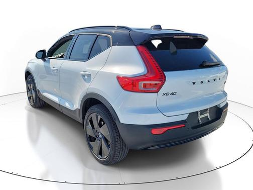 Crystal White 2026 Volvo XC40 Black Edition Ultra, B5 AWD Gas (mild hybrid)