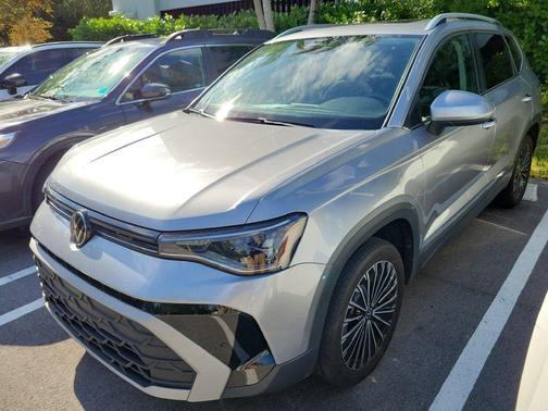 Silver Metallic 2025 Volkswagen Taos 1.5T SE