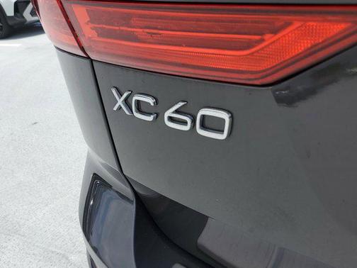 2023 Volvo XC60 B5 Ultimate Dark Theme