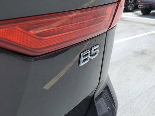 2023 Volvo XC60 B5 Ultimate Dark Theme