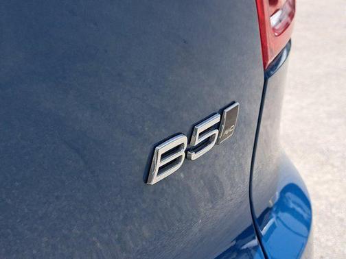 2023 Volvo XC40 B5 Plus Bright Theme