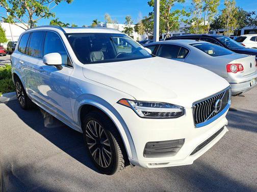 2022 Volvo XC90 T5 Momentum