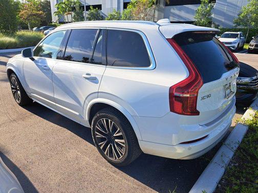 2022 Volvo XC90 T5 Momentum