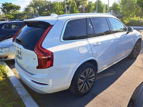 2022 Volvo XC90 T5 Momentum
