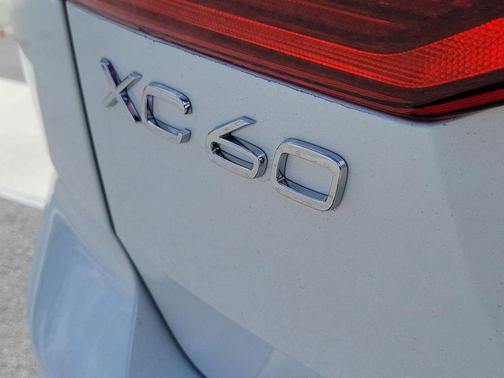Crystal White Metallic 2026 Volvo XC60 B5 Plus