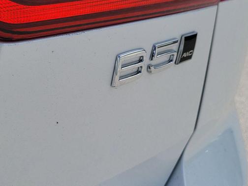 Crystal White Metallic 2026 Volvo XC60 B5 Plus