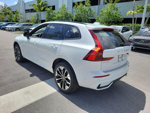 Crystal White Metallic 2026 Volvo XC60 B5 Plus