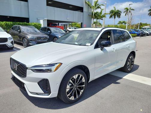 Crystal White Metallic 2026 Volvo XC60 B5 Plus