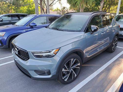 2022 Volvo XC40 T4 R-Design