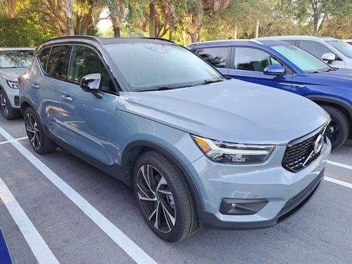 2022 Volvo XC40 T4 R-Design