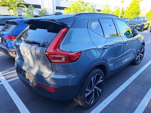 2022 Volvo XC40 T4 R-Design